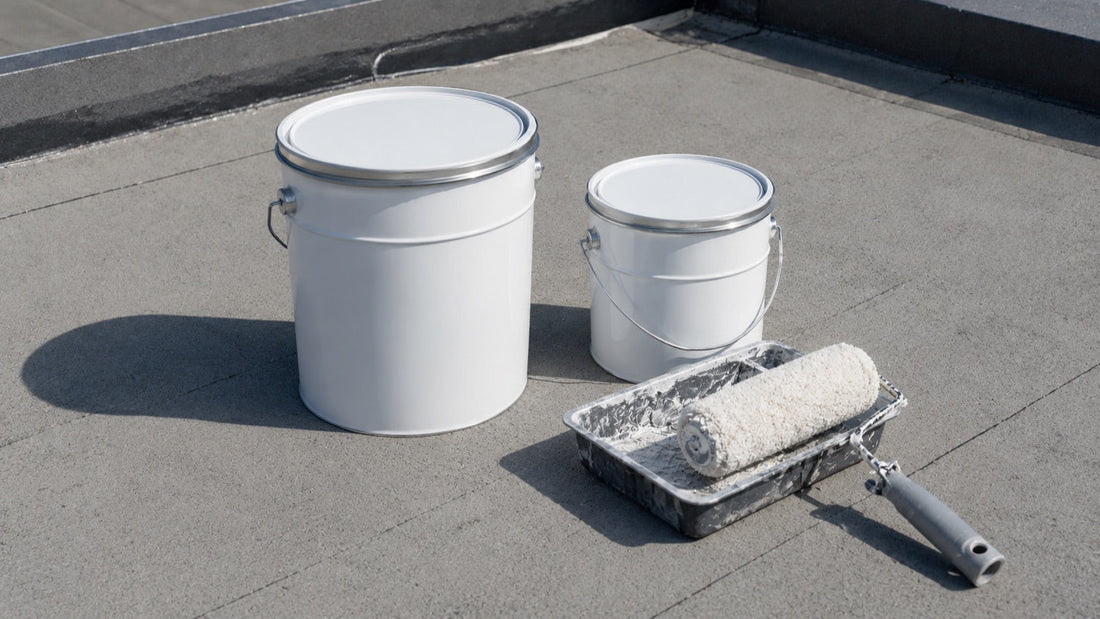 Deux pots de peinture de tailles différentes et un rouleau posés sur une toiture-terrasse