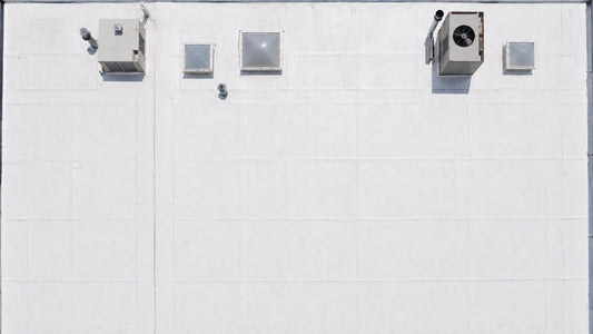 Toiture industrielle entièrement traitée en blanc, vue à la verticale
