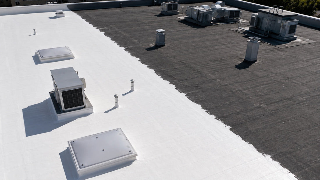 Toiture-terrasse dont la moitié est traitée par un revêtement thermo-réflectif blanc