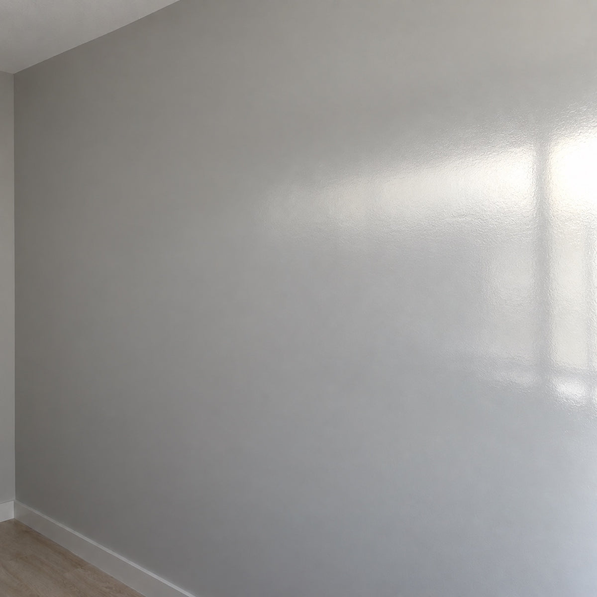 Le même mur en satin : on devine le reflet de la fenêtre