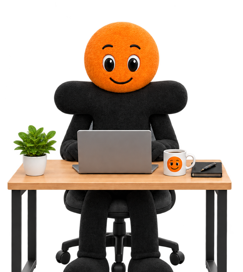 La mascotte Talme assise droite à son bureau, au travail sur son ordinateur, sans transpirer